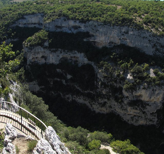 uitzichtpunt_gorges de la nesque.jpg - Vanaf een uitzichtpunt even een blik in de Gorges de la Nesque.
